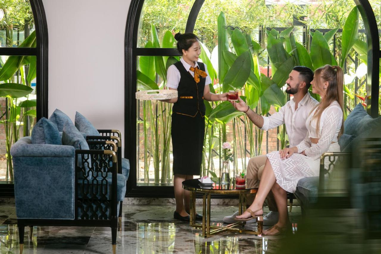 Grand Sunrise Palace Hoi An- A Luxury Indochine Hotel & Spa Экстерьер фото A hotel butler serving drinks