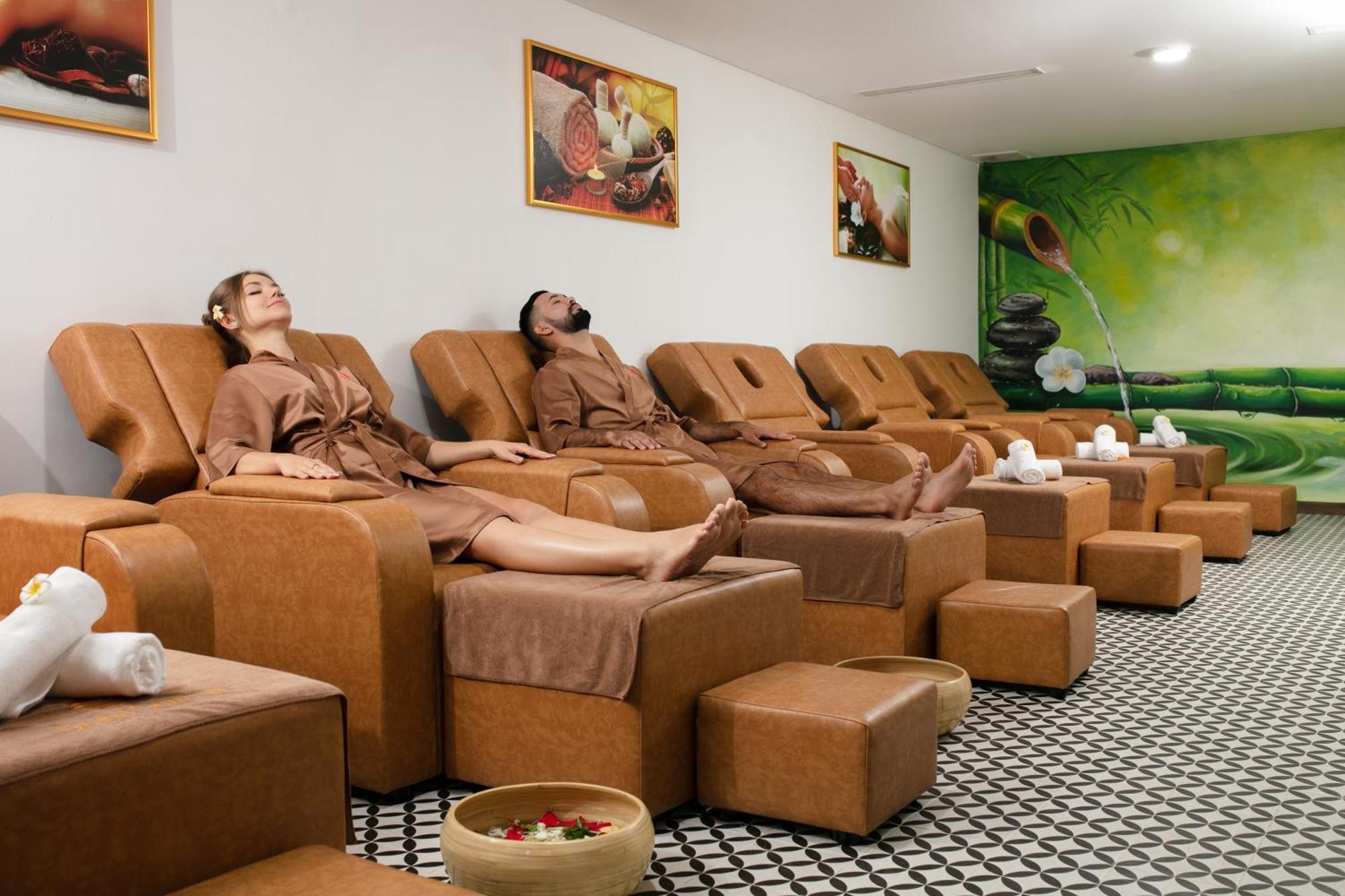 Grand Sunrise Palace Hoi An- A Luxury Indochine Hotel & Spa Экстерьер фото A foot massage parlor in Vietnam